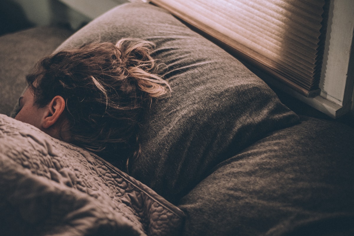 従業員の睡眠改善を企業が支援するイメージ