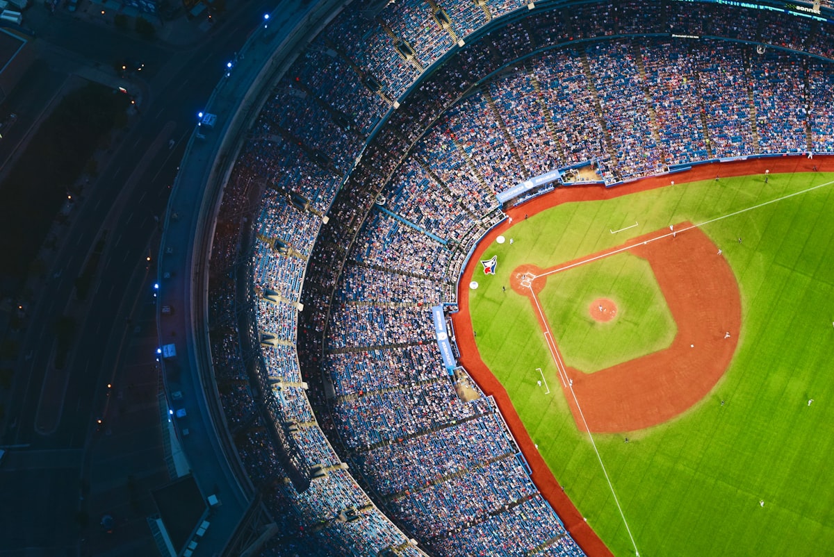 スポーツ観戦でチームビルディング|企業事例と費用感 8 sports viewing teambuilding