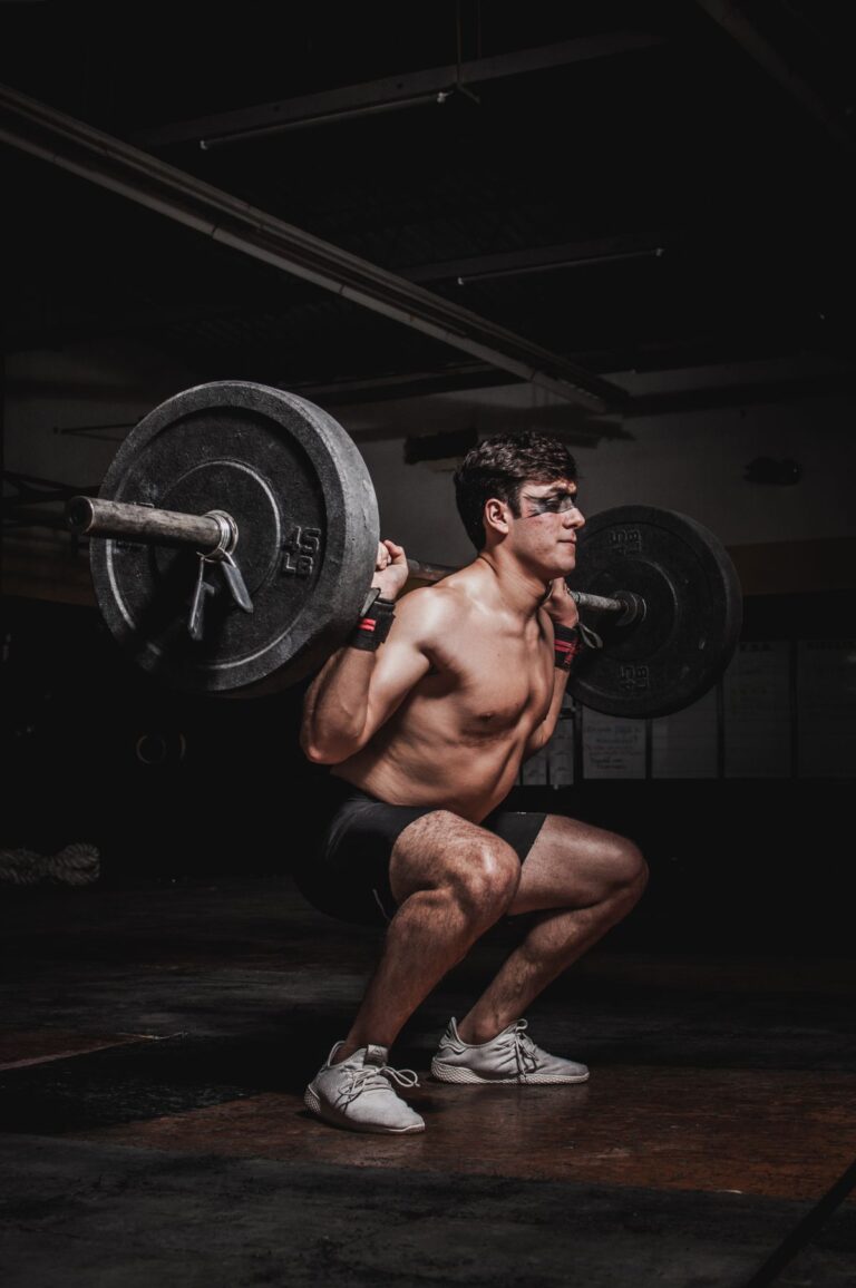 バーベルを持ち上げる男性のパワーリフティング写真