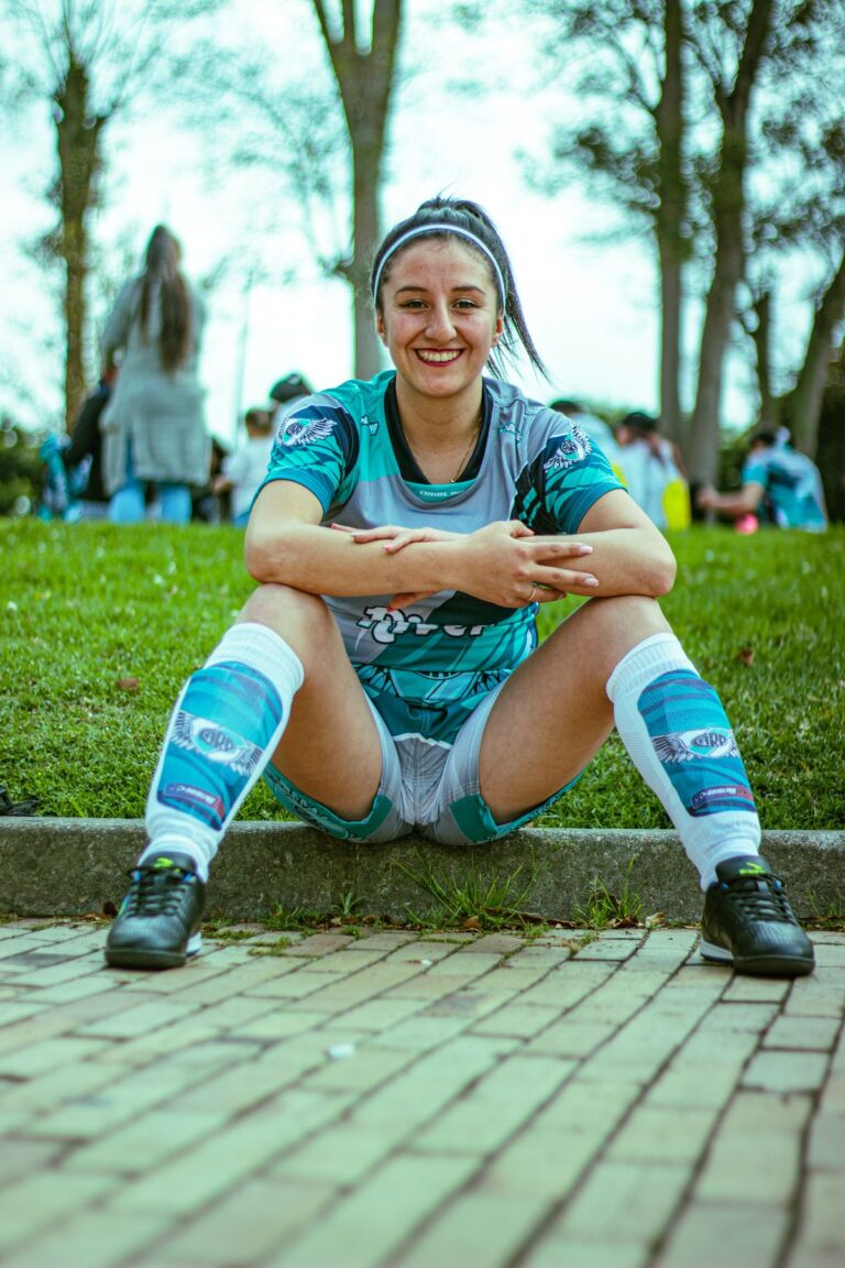 サッカーウェアを着た女性選手のポートレート