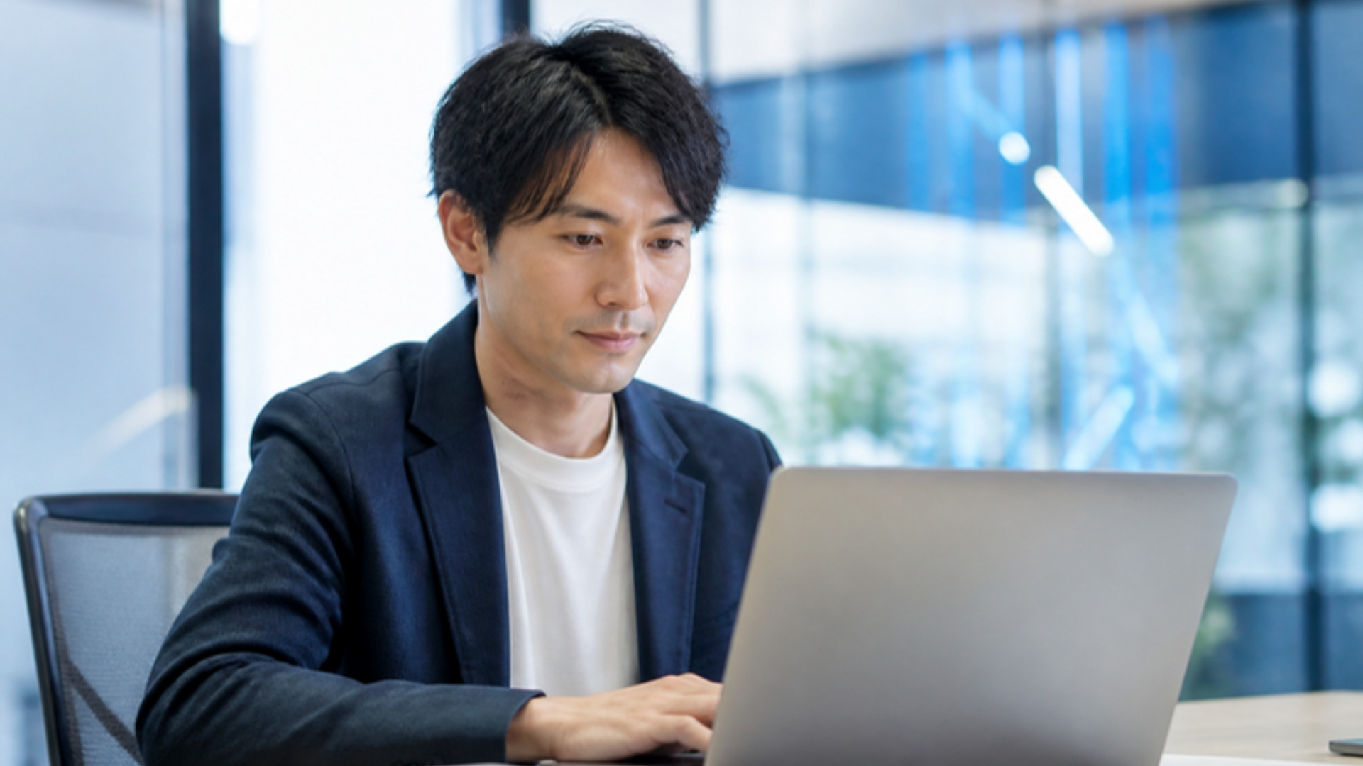 オフィスでノートPCに向かうマーケティング担当者