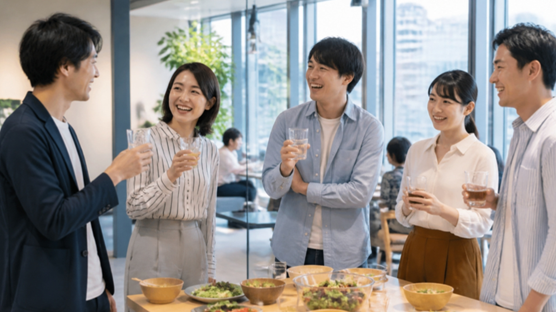 オフィスで軽食を囲んで話す同僚たち